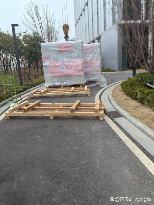 本公司是一家匯集移位,起重,吊裝,安裝,設(shè)備搬運(yùn),工廠搬遷,貨物運(yùn)輸為